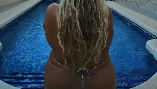 Sexy grandona milf en el piscina