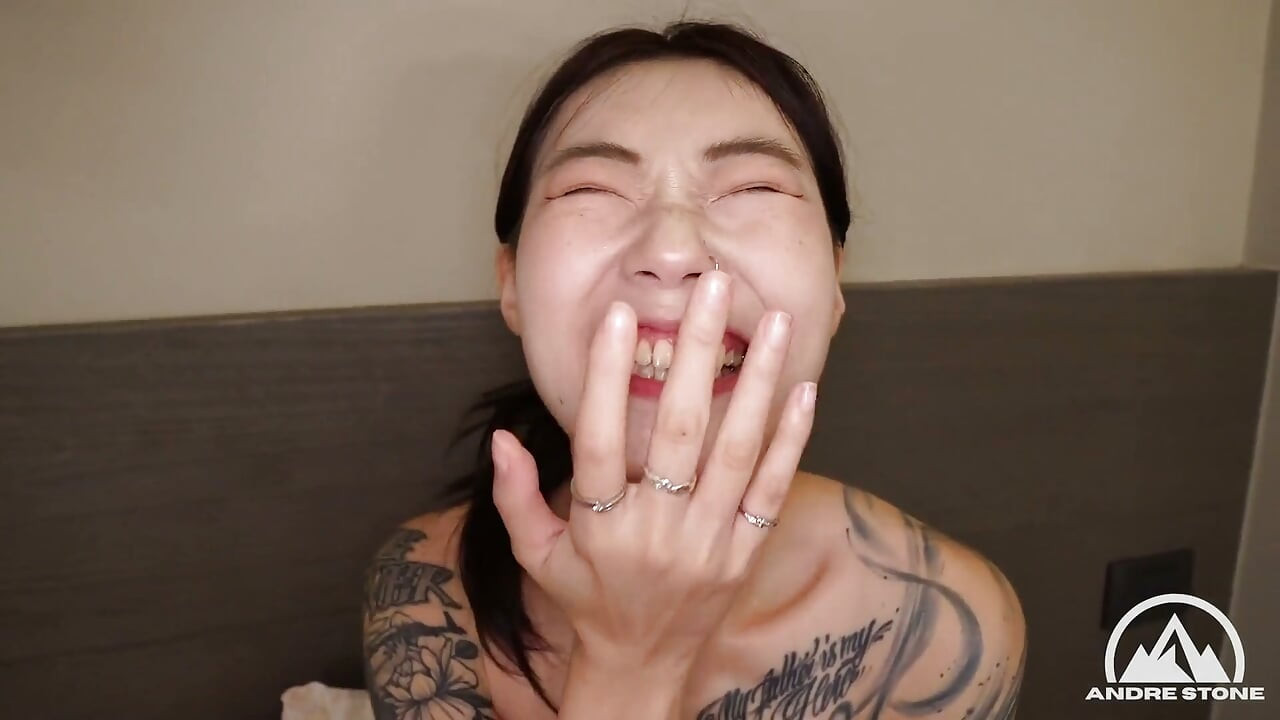 Minúscula tatuada taiwanesa linda Chiao Kumi leva pau enorme profundo na buceta apertada