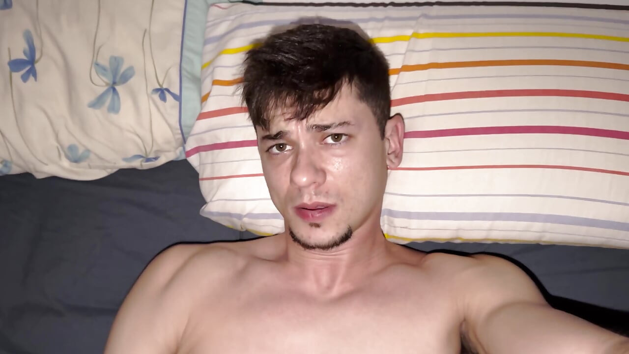 Il baise un mannequin chez lui et l’enregistre