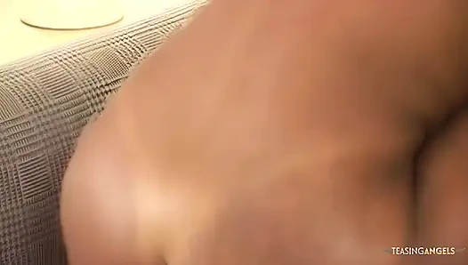 Sandy rio wird in einem interracial dreier hart penetriert