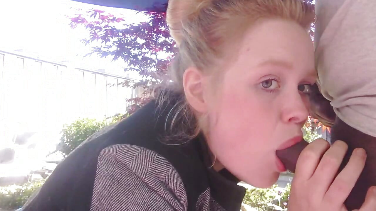 Blond tonåring suger svart kuk i trädgården blowjob