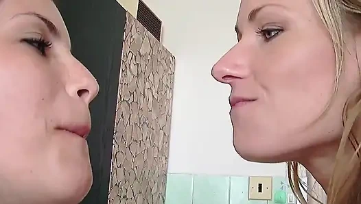 Сцена с золотыми кисками-2_Busty блондинка обожает жестко трахаться со своим другом