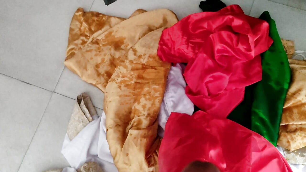 Pornô de Punheta em Cetim e Seda - Mijar na Roupa da Vizinha e Punheta (159)