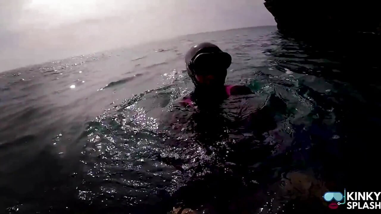 Βουτώντας με τη γυαλιστερή στολή δύο τεμαχίων μου
