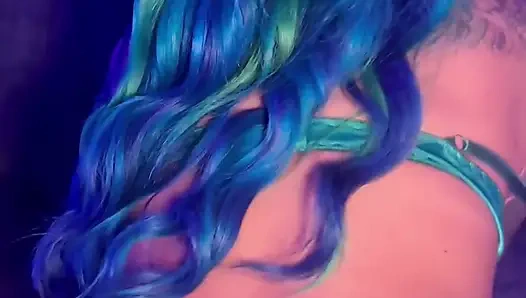 Bu seksi vücudu azdırıyor ve gösteriyor!!