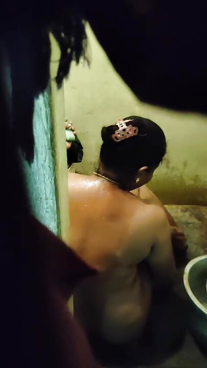 Athai kulipathai etti parthu vedio edukum annan magan