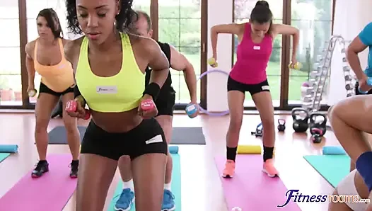 Fitnessräume - brasilianische hintern Sweat Lesben-session im Fitnessstudio