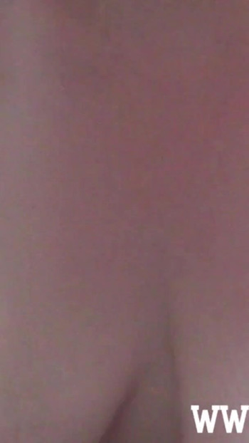 Památný okamžik z "Nedbalý POV kouření deepthroat s velkými prsy Karla Rose"
