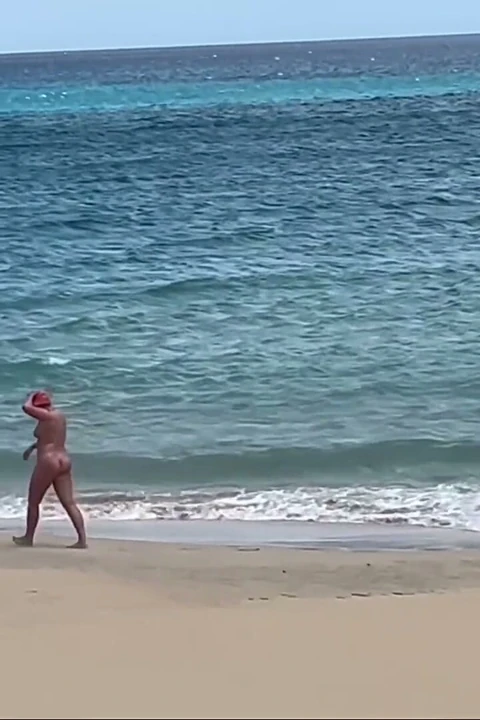 裸体海滩熟女帮助一个正在撸管的陌生人 - 射在她的屁股上