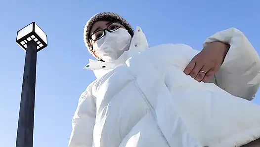 Verheiratete Frau wird durch Masturbation im Freien begeistert