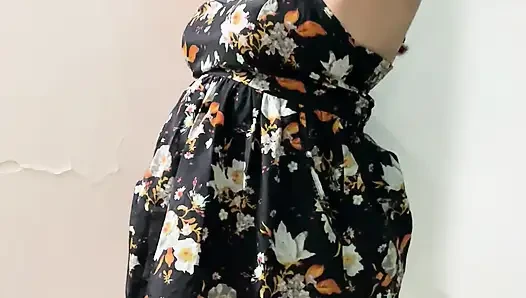 Ateşli desi tombul orta yaşlı seksi kadın büyük göğüslerini soyunuyor