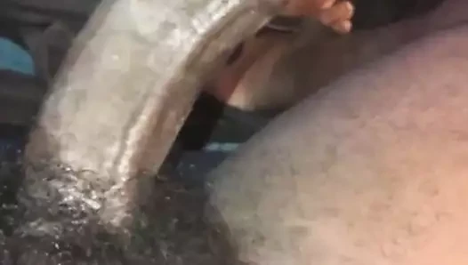 Gri iç çamaşırlarımla kriko yapıyor