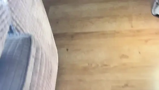 Dame in rot, mehrfacher orgasmus genießt, im fenster, wo jeder sehen kann, während sie sich befriedigt