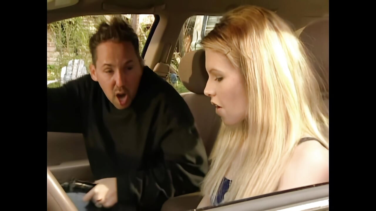 Elle Veut Se Faire Baiser Dehors, Et Elle Sait Comment Le Faire Profiter