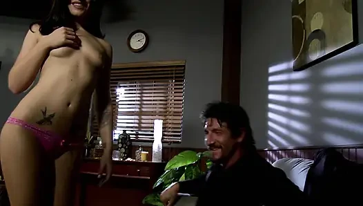 Ateşli seksi hatun yatakta bir adam tarafından sert sikiliyor