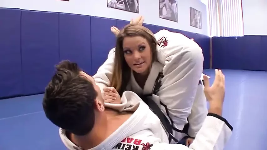 La splendida ragazza cavalca un grosso cazzo