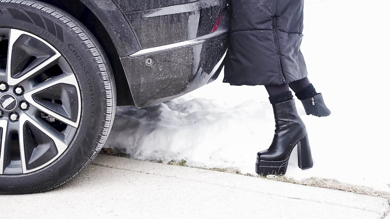 助けて、車が雪に埋まってしまった。
