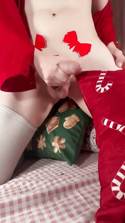 Slatki femboy s ogromnim kurcem ispod vašeg božićnog drvca