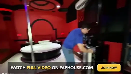 Ibu tiriku yang seksi adalah seorang dominatrix! Ep 1