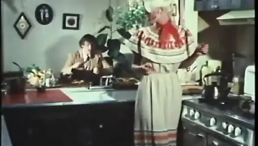 Sürtük iki adam tarafından sikiliyor ve dölleniyor nostaljik porno üçlü seks