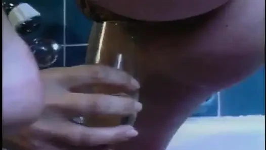 Ateşli sarışın lezbiyenler birlikte duş alıyor