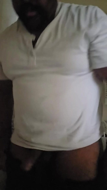 需要开始在我的视频中舔舐，所以我不必把坚硬的鸡巴塞进裤子