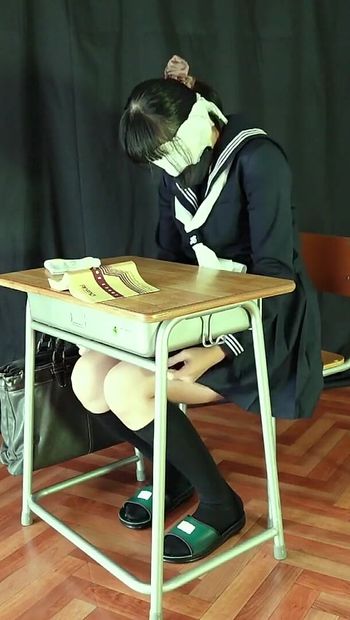 バイブレーターを差し込んで勉強している女の子