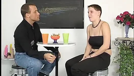 Kurze haare, brünette mit dicken möpsen bläst großen schwanz