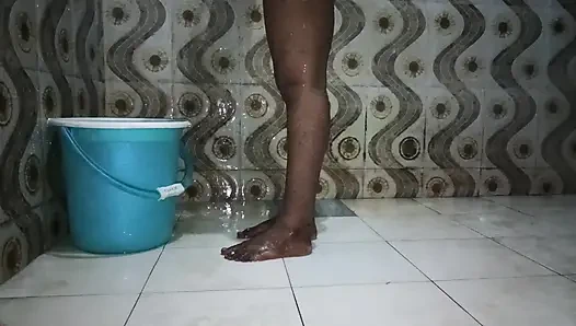Pertunjukan mandi saranya istri hot tamil India