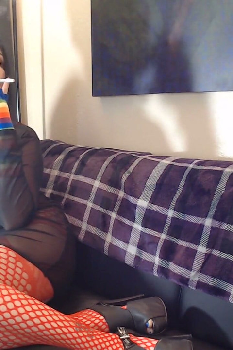 Dramático fumar lesbiana milf