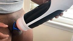 Automasturbator melkt grote lading sperma uit zwarte man in tanktop en cockring