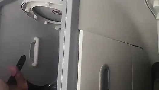 Uçak banyosunda mastürbasyon ve boşalma.