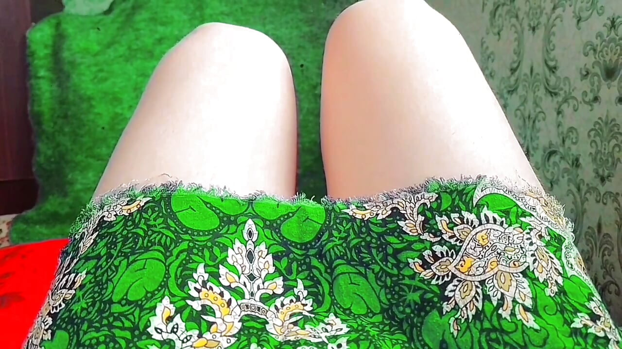Prekrasan femboy pijucka sok od prugaste slame