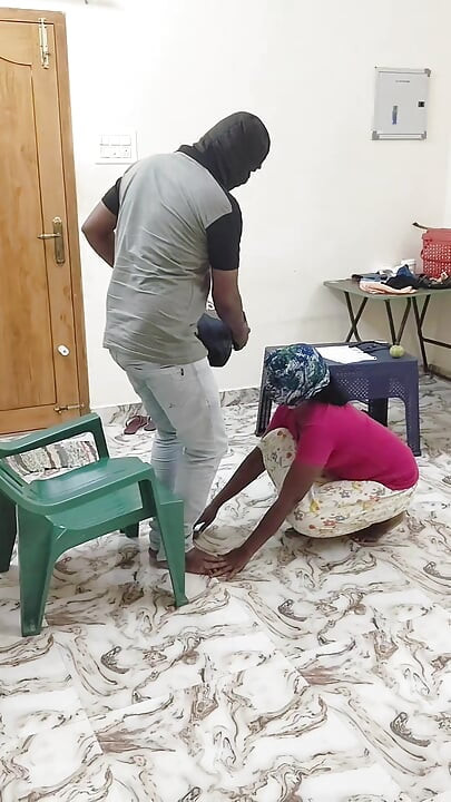 Ejen koleksi pinjaman mengongkek isteri rumah yang suci