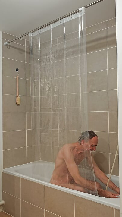 Ти си в банята. Погледни какво виждаш.