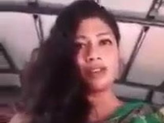 Жінка зі Шрі-Ланки показує цицьки