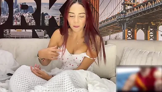 Saya Mengalami Orgasme Besar Menonton Hentai - Allison Sweet