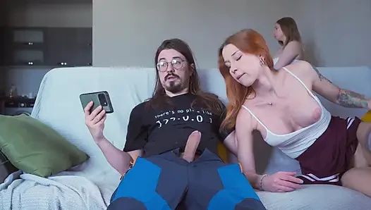 Üvey kız kardeş aradıklarında üvey erkek kardeşinin kız arkadaşının yerini alıyor, ancak kız arkadaş bunu öğreniyor ve onlara katılıyor