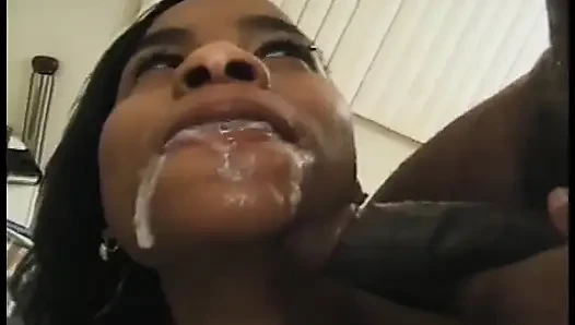 Peluit pejantan buff dalam kegelapan ebony cutie caramel dan menjatuhkan jangkar di teluk pantat
