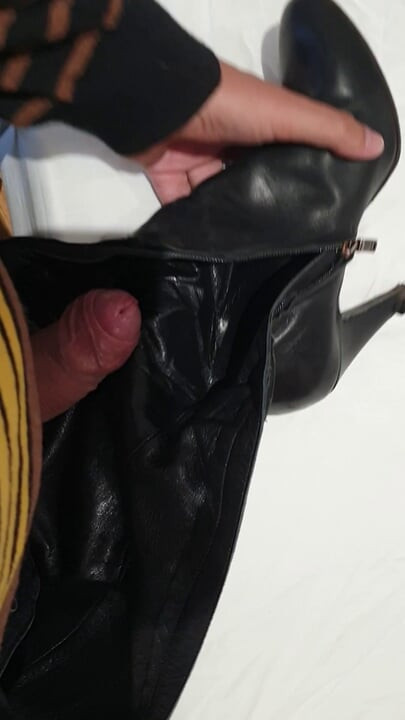 Seized the opportunity and jerked off into her boots