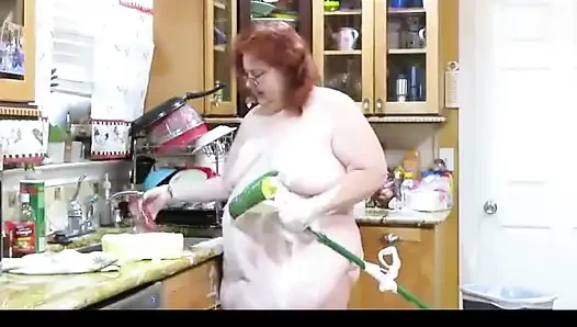 Video permintaan tante semok lagi bersihin dapur sambil ngomong jorok