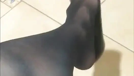 Nyllady играет с обувью и болтает в мебельном магазине