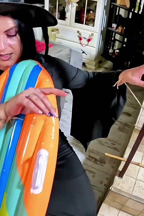 Dominante heks opblaasbare fetisj. Diep in de keel, op zijn hondjes creampie, knallen en intens orgasme