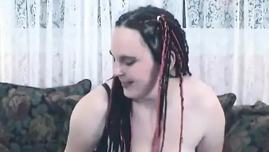 Vollbusige tätowierte bBW reitet schwanz und wird dann vollgespritzt