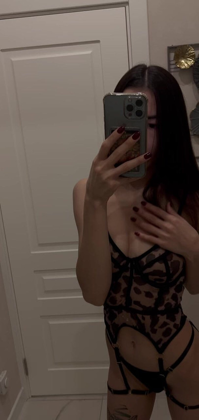 당신을 위해이 옷을 입고 지금 가까이 와서 내가 정말 만든 것을 보여 줄게. 😈