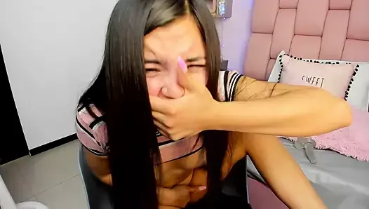 Une jeune Colombienne se masturbe sauvagement en exhibant son jeune corps sur Internet pour tous les vieux qui la voient
