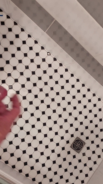 シャワー😘で水しぶきを上げる