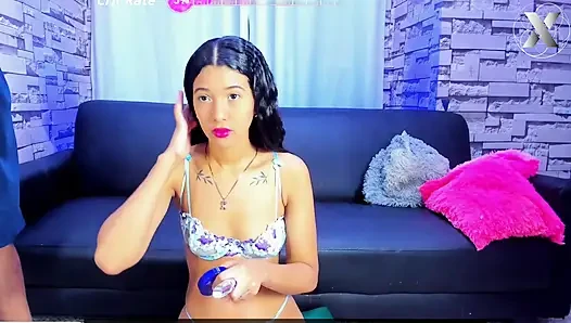 Adik tiri ketahuan mencuri hukuman dengan kontol di mulut