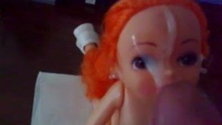 Грязная кукла получает камшот на лицо