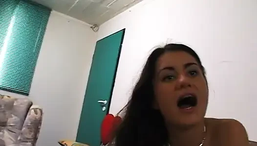 Seksi esmer genç kız amını büyük bir dildoyla dolduruyor